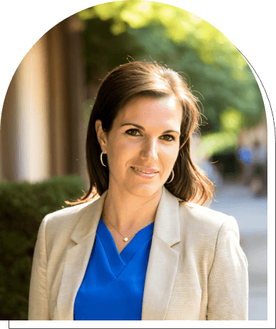Elizabeth Alescio, professionnelle, qui sourit parce qu'elle est heureuse de partager sa passion pour l'organisation.